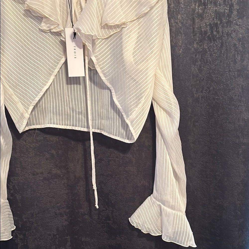 Chic Cream Ruffled Blouse - Picture 7 of 8